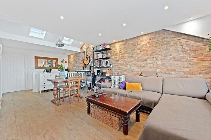 2 Bedroom Flat For Sale In Allison Road, London, W3
