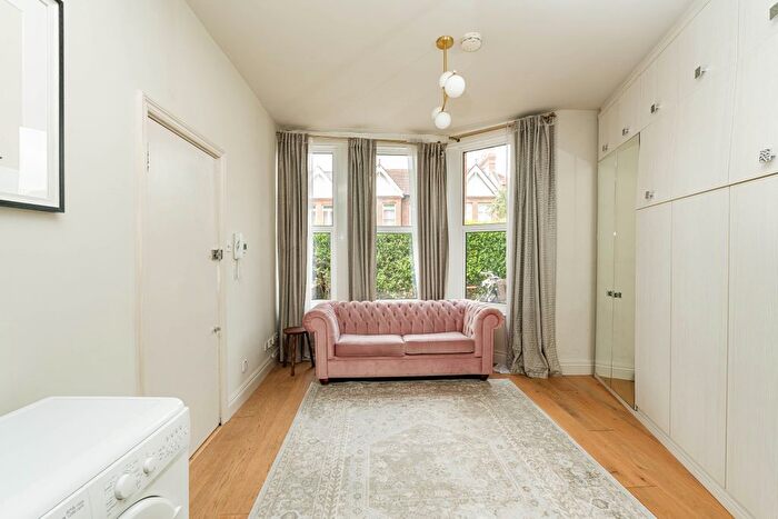Studio For Sale In Halsmere Road, London, SE5