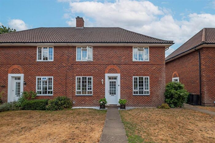 2 Bedroom Maisonette For Sale In Gloucester Close, Thames Ditton, KT7