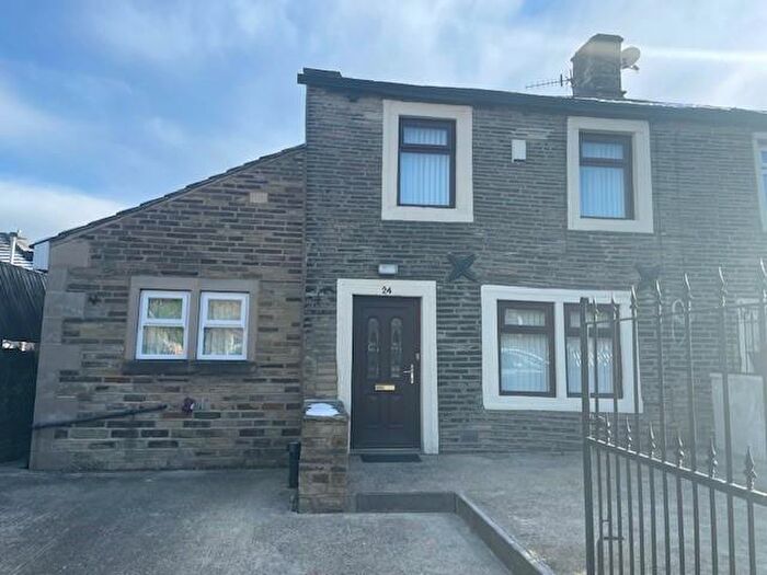2 Bedroom End Of Terrace House To Rent In Club Street, Bradford, BD7