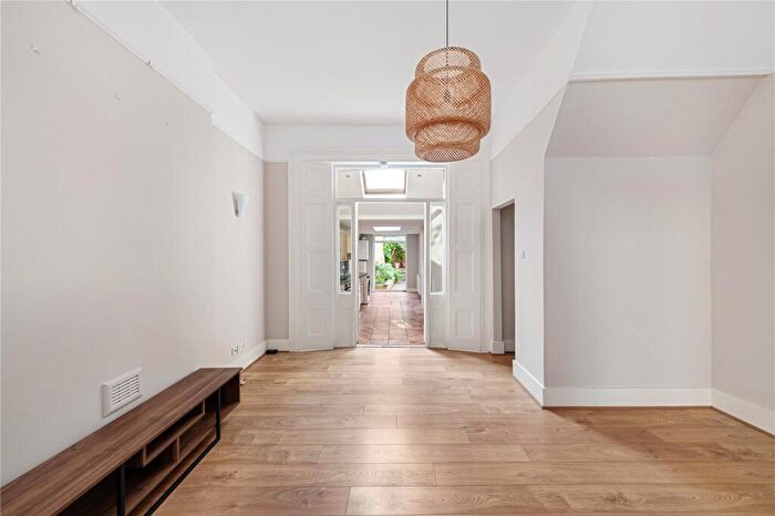 2 Bedroom Apartment To Rent In Malwood Road, Clapham South, SW12