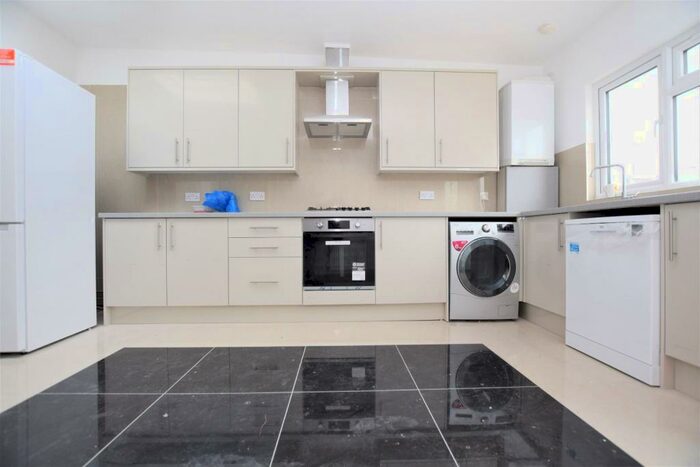 5 Bedroom House To Rent In Kenilworth Gardens, Ilford, IG3