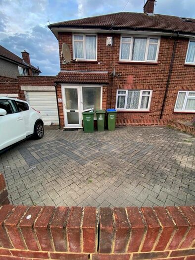 3 Bedroom End Of Terrace House To Rent In Highbanks Close, Welling, DA16