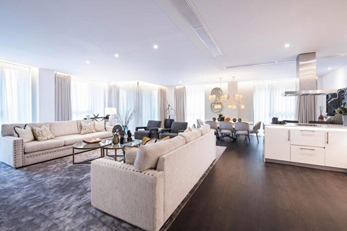 3 Bedroom Flat To Rent In Thornes House, Vauxhall, SW11