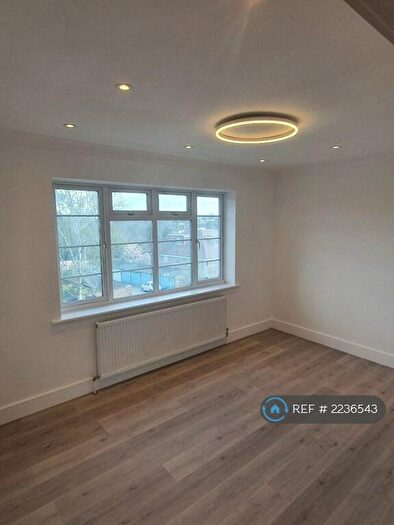 2 Bedroom Flat To Rent In Cardrew Court, London, N12