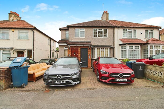 2 Bedroom Maisonette To Rent In Buckingham Road, Edgware, HA8