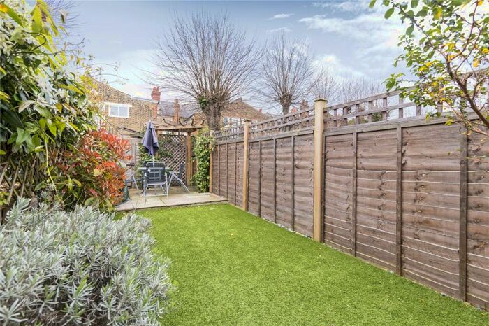 3 Bedroom Flat To Rent In Haverhill Road, London, SW12