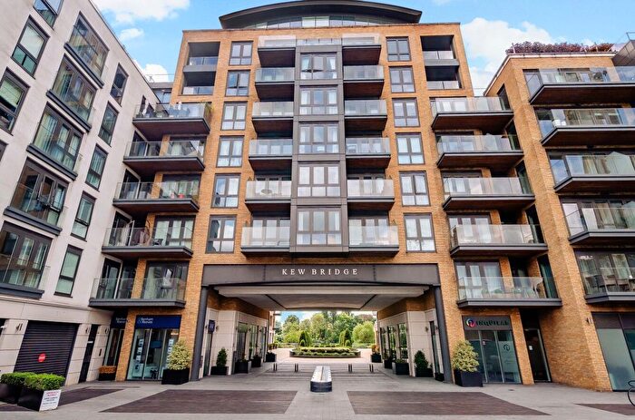 1 Bedroom Flat For Sale In Kew Bridge Road, Brentford, TW8