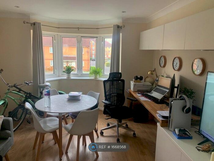 2 Bedroom Flat To Rent In Varsity Drive, Twickenham, TW1