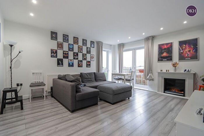 2 Bedroom Flat For Sale In Observer Drive, Watford, Hertfordshire, WD18