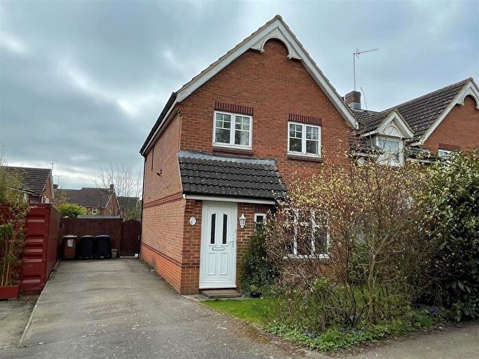 3 Bedroom House To Rent In Meadow Close, Daventry, NN11