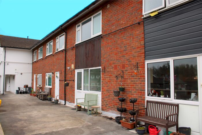 2 Bedroom Flat To Rent In High Street, Chalfont St Peter, Gerrards Cross, SL9