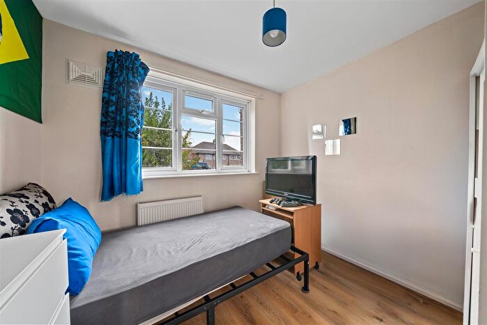 2 Bedroom Maisonette For Sale In Hambledon Gardens, London, SE25
