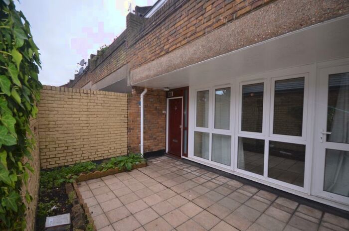 1 Bedroom Flat To Rent In Woodvale Walk, West Norwood, London, SE27