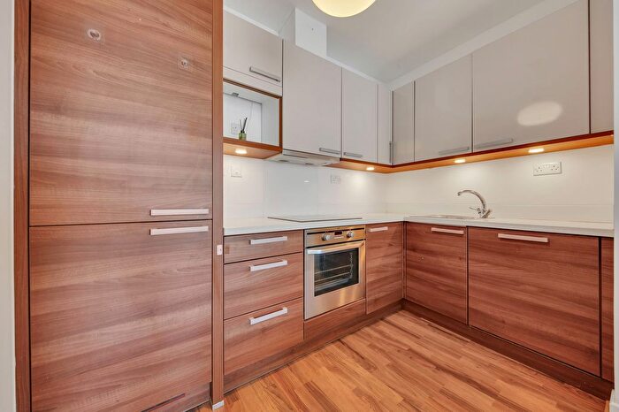 2 Bedroom Flat To Rent In Copenhagen Place, Limehouse, E14