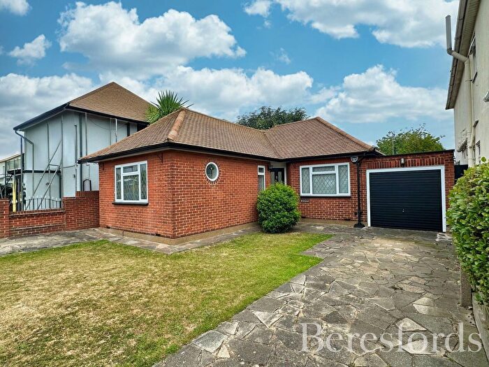 3 Bedroom Bungalow For Sale In Lambs Lane North, Rainham, RM13