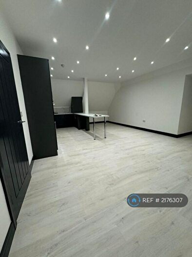 2 Bedroom Flat To Rent In Cliff Gardens, Scunthorpe, DN15
