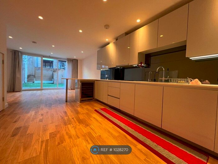 4 Bedroom Semi-Detached House To Rent In Fergusson Mews, London, SW4