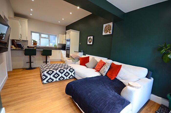 2 Bedroom Flat For Sale In Walpole Road, Bournemouth, BH1