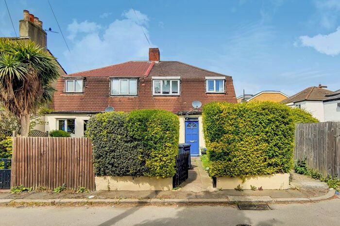 2 Bedroom Maisonette To Rent In Dickenson's Place, Woodside, Croydon, SE25