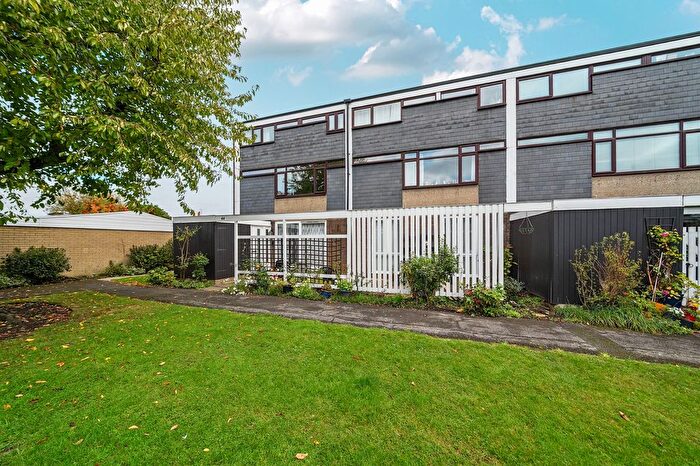 2 Bedroom Flat To Rent In Edinburgh Gardens, Windsor, SL4