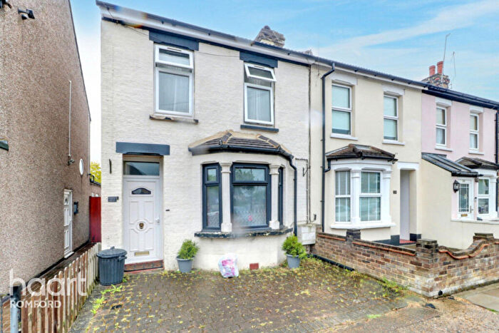 2 Bedroom End Of Terrace House For Sale In Marks Road, Romford, RM7