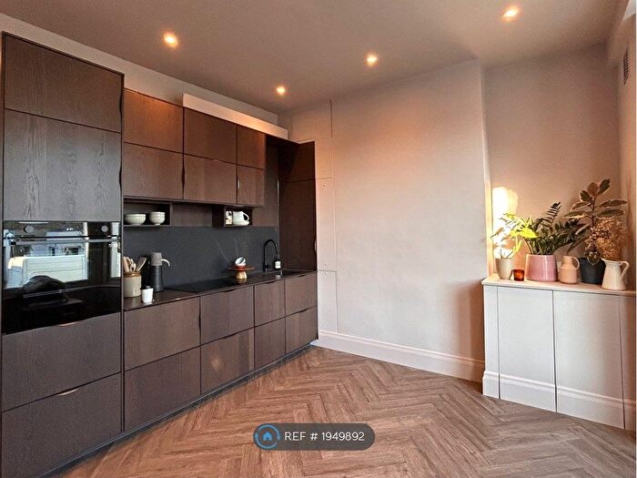 2 Bedroom Flat To Rent In Lyndhurst Way, Peckham, SE15