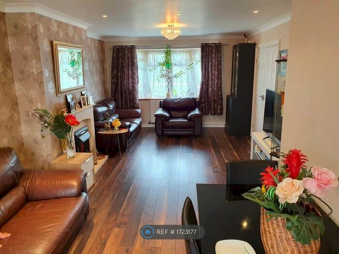 3 Bedroom End Of Terrace House To Rent In Waveney Drive, Chelmsford, CM1