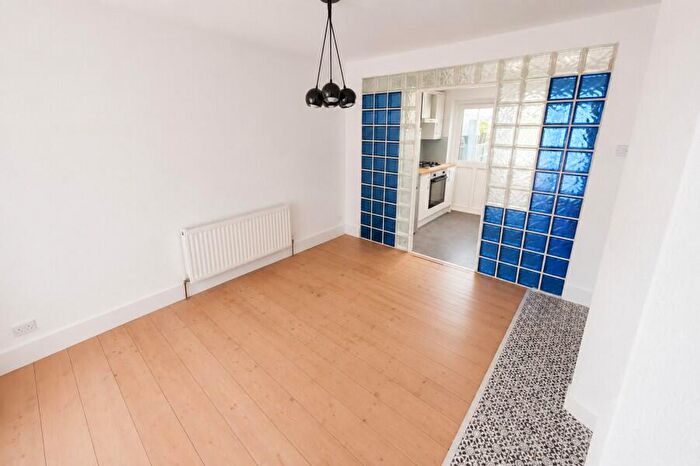2 Bedroom Cottage To Rent In High Path Road, Guildford, GU1