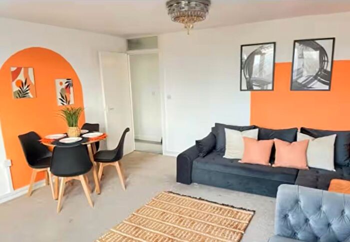 2 Bedroom Flat To Rent In Oatland Court, Leeds, LS7