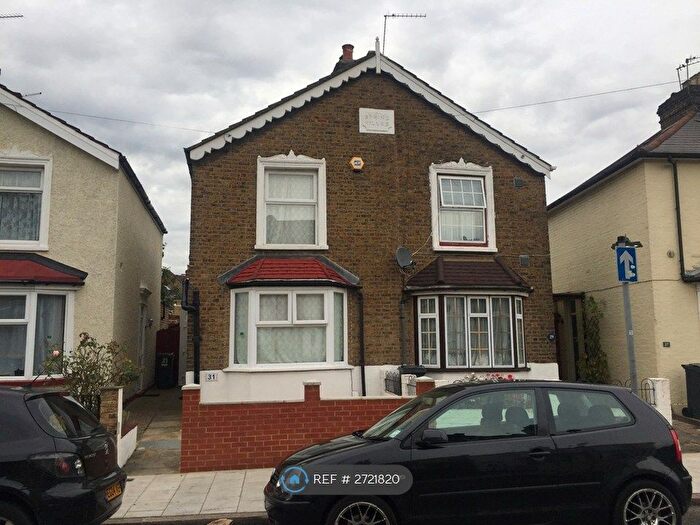 3 Bedroom Semi Detached House To Rent In Chapel Road, Hounslow, TW3