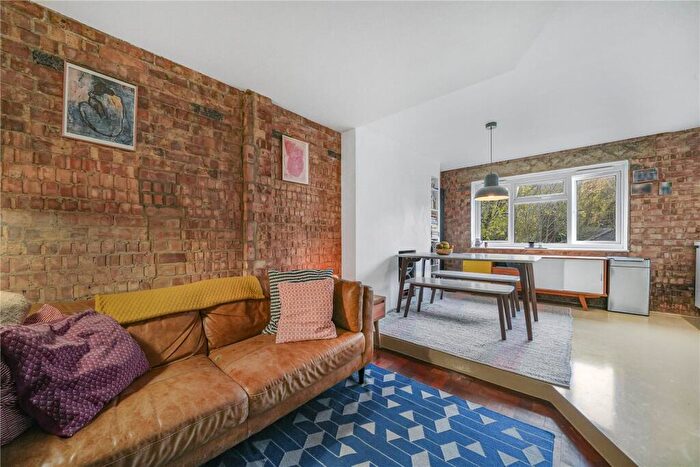 2 Bedroom Apartment To Rent In Summersby Road, N6