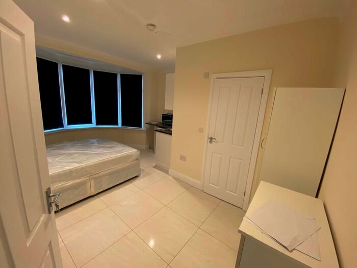 Studio To Rent In Lennox Gardens, London NW10