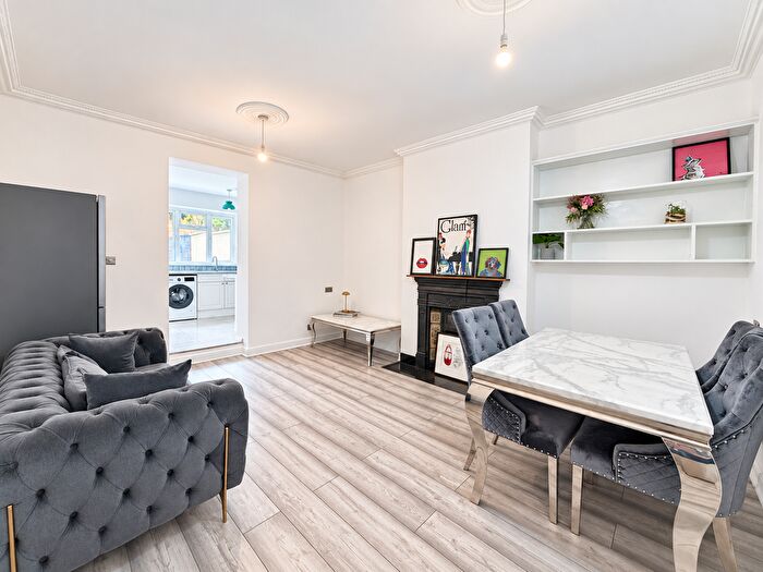 3 Bedroom Flat To Rent In Regents Park Road, London, N3
