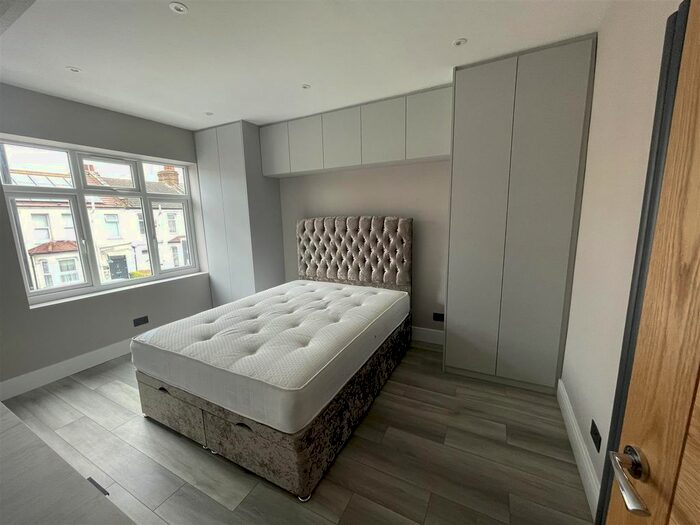 3 Bedroom Flat To Rent In Kingsley Road, Hounslow, TW3