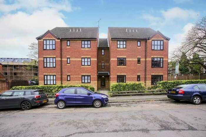 1 Bedroom Apartment To Rent In Cedar Gardens, Sutton, Surrey, SM2