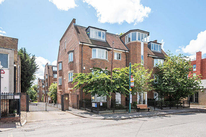 2 Bedroom Flat To Rent In Winterberry Court, Woodside Park Road, N12