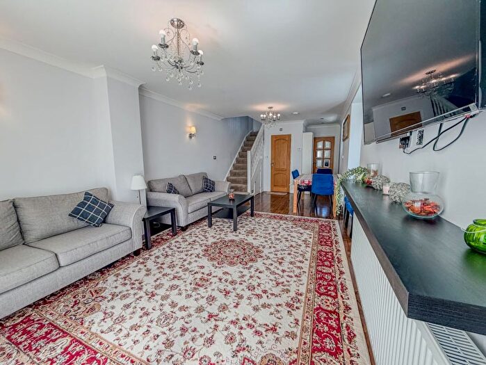2 Bedroom Semi-Detached House For Sale In Murchison Road, London, E10