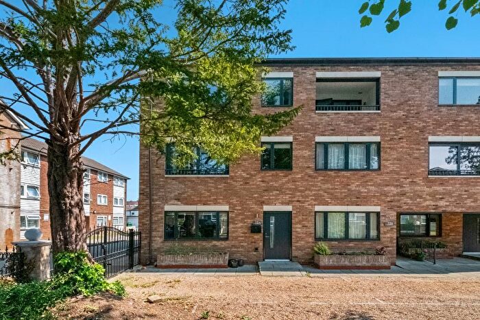 3 Bedroom Maisonette For Sale In Golden Manor Gardens, Hanwell, London, W7
