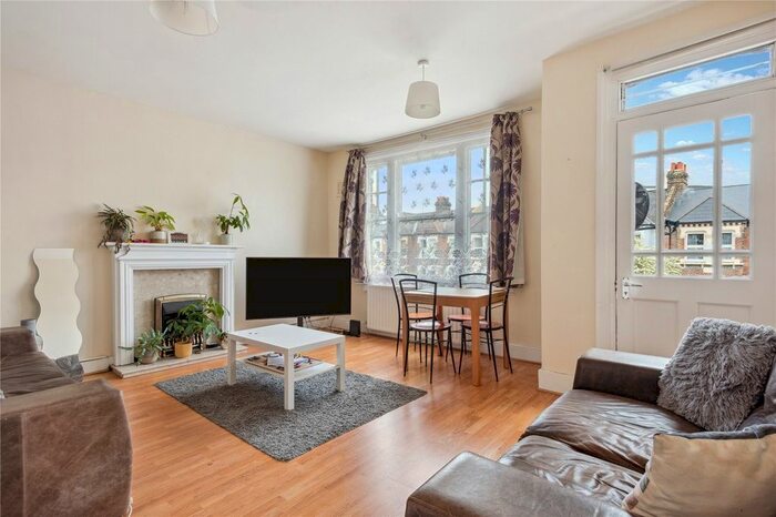 3 Bedroom Flat To Rent In Cavendish Road, London, SW12