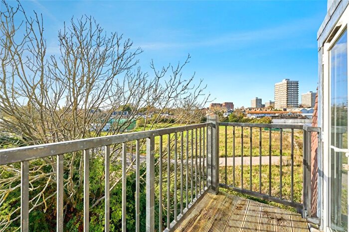 2 Bedroom Flat For Sale In Boundary Close, Kingston Upon Thames, KT1