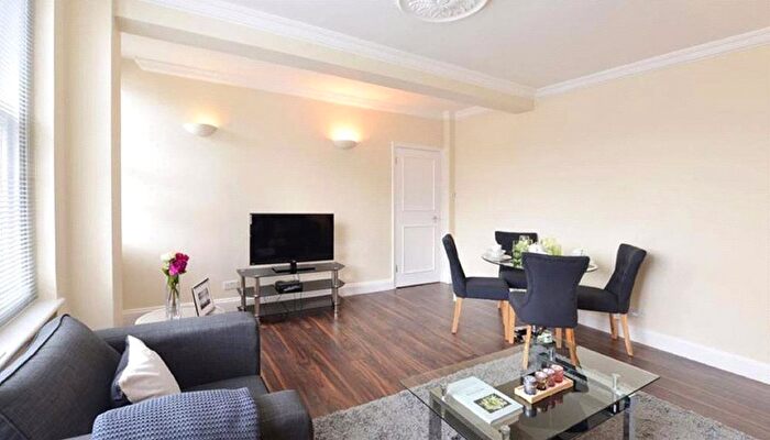 2 Bedroom Flat To Rent In Hill Street, Mayfair, London, W1J