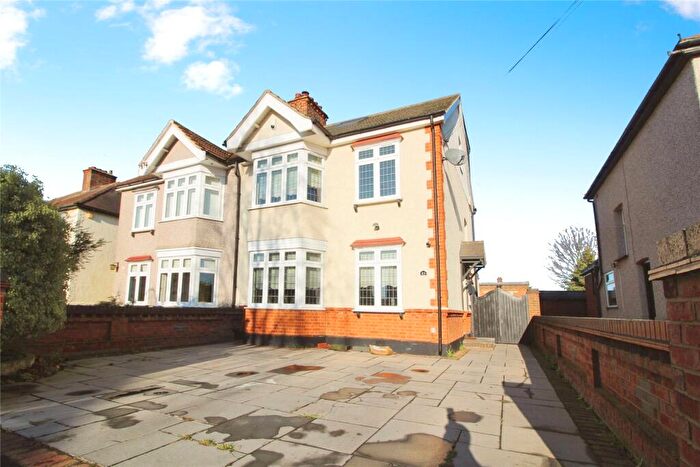 4 Bedroom Semi Detached House To Rent In Sunnyside Gardens, Upminster, RM14