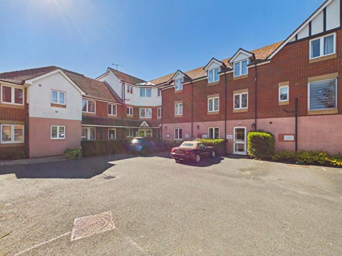 1 Bedroom Flat For Sale In Wealdhurst Park, Broadstairs, CT10