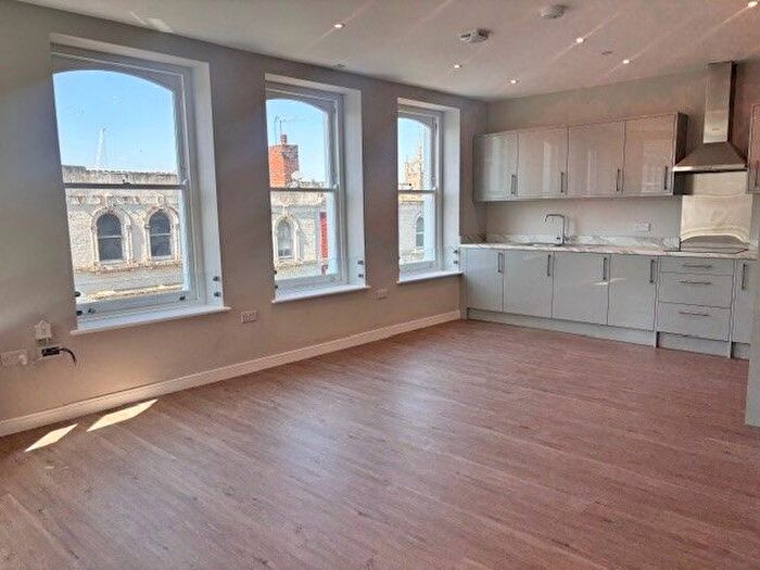 3 Bedroom Flat To Rent In High Street, Sutton, SM1