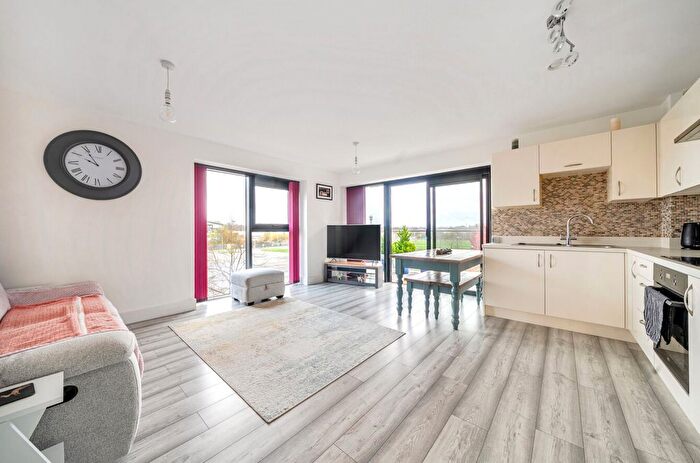 2 Bedroom Flat For Sale In Kingman Way, Newbury, Berkshire, RG14