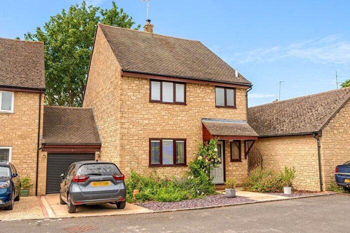 4 Bedroom Link Detached House For Sale In Newland Mill, Witney, OX28