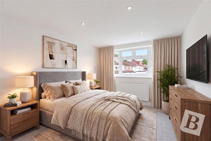 2 Bedroom Apartment For Sale In Wisdons Close, Dagenham, Essex, RM10