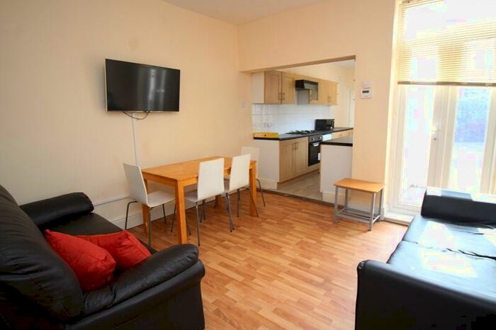 6 Bedroom House To Rent In / Student House Avondale St Lincoln, LN2