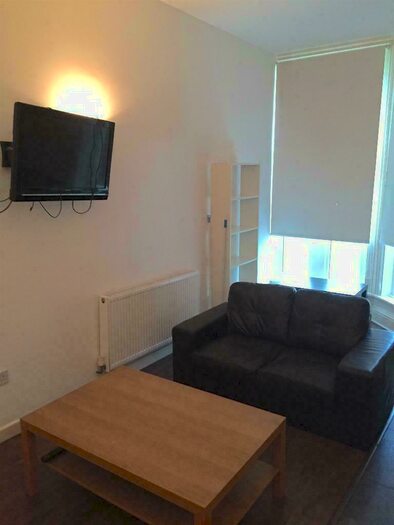 3 Bedroom Flat To Rent In Clarendon Road, Leeds, West Yorkshire, LS2